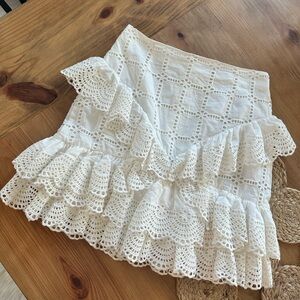 Thurley white lace / ruffled skirt in size 4. Zip up back. Mini. Like new!
